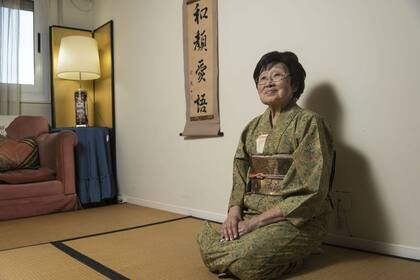 Los kanjis (sinogramas del japonés), se traducen como "tener buena cara y hablar palabras lindas". Los escribió Emiko.