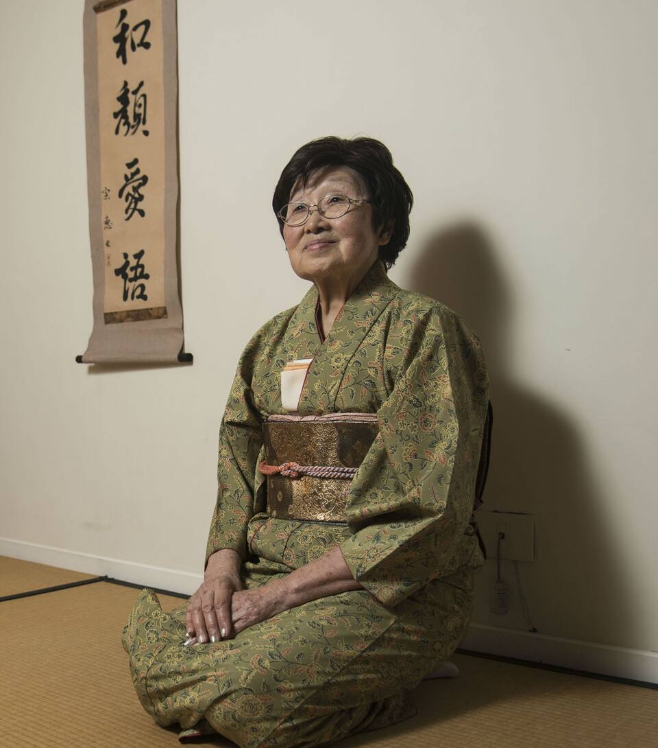 Los kanjis (sinogramas del japonés), se traducen como "tener buena cara y hablar palabras lindas". Los escribió Emiko.