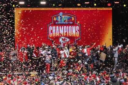 Los Kansas City Chiefs fueron los ganadores del último Super Bowl tras vencer a los San Francisco 49ers y este domingo van por otra corona en New Orleans (Reed Hoffmann/AP)