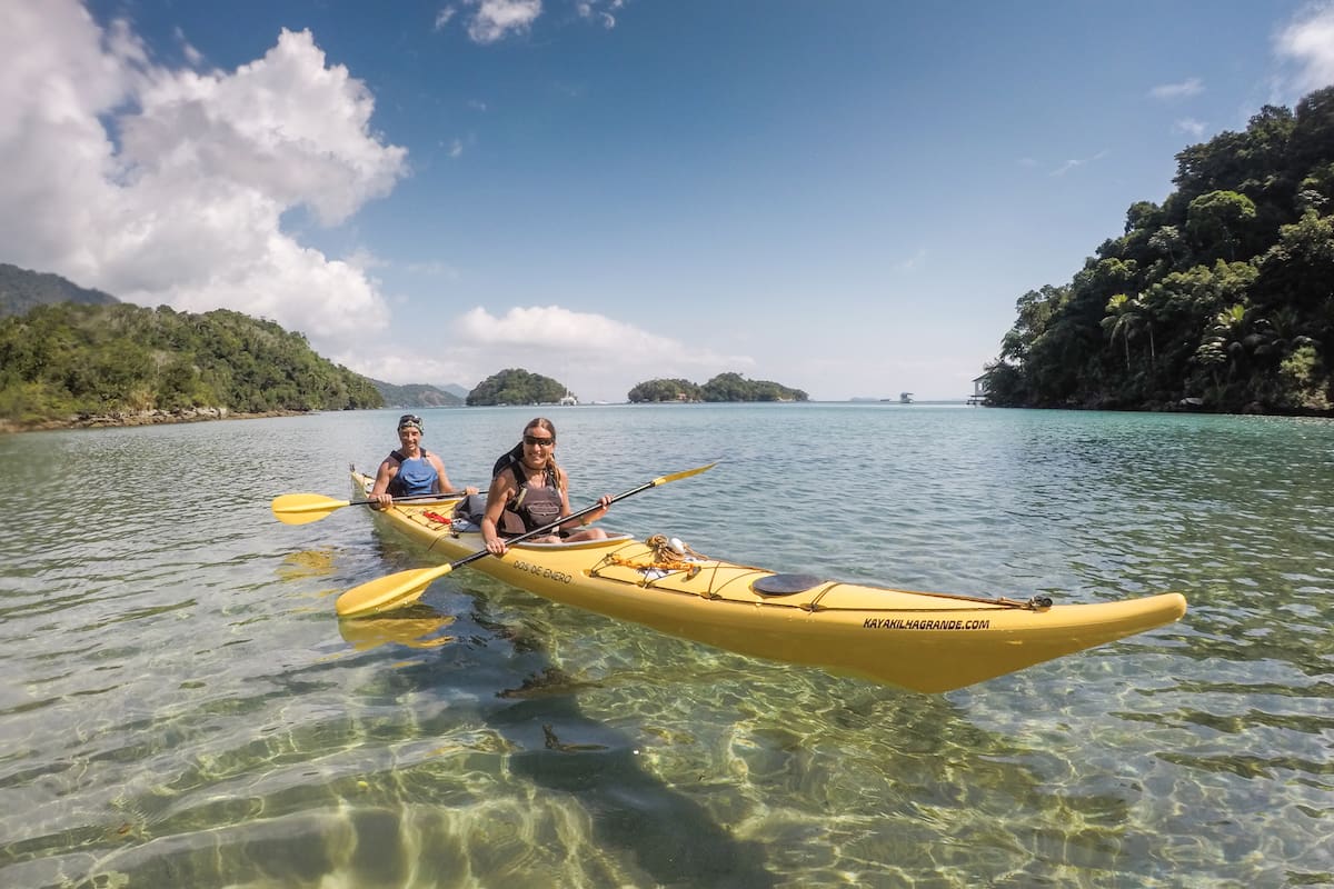 Los kayaks de Juampi y Caro. Con ellos dan la vuelta completa a Ilha Grande.