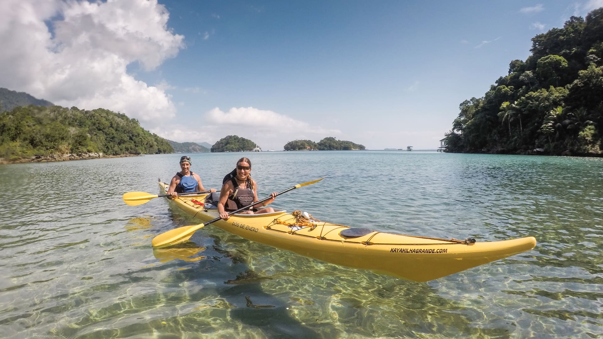Los kayaks de Juampi y Caro. Con ellos dan la vuelta completa a Ilha Grande.