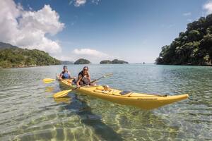 Los kayaks de Juampi y Caro. Con ellos dan la vuelta completa a Ilha Grande.