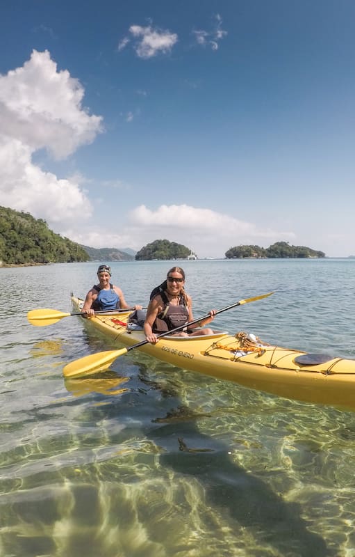 Los kayaks de Juampi y Caro. Con ellos dan la vuelta completa a Ilha Grande.