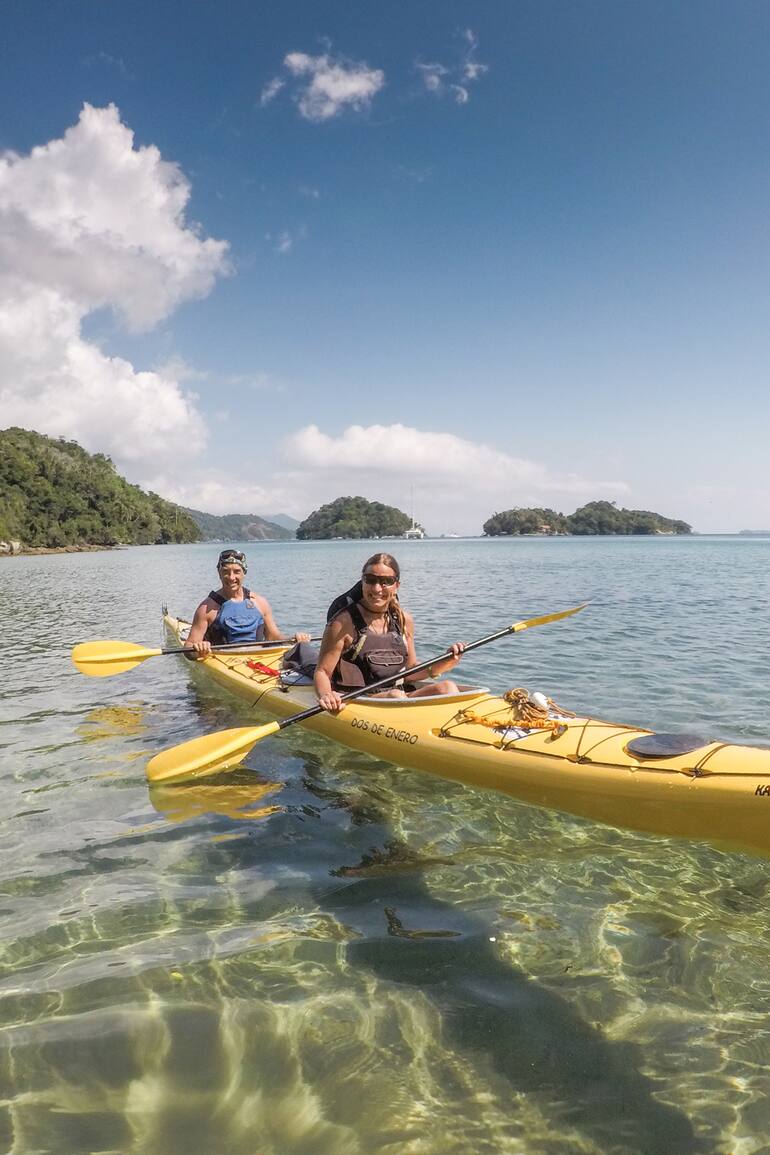 Los kayaks de Juampi y Caro. Con ellos dan la vuelta completa a Ilha Grande.