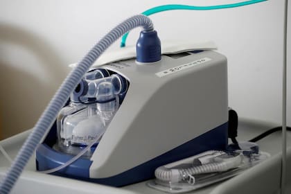 Los kinesiólogos intensivistas son los encargados de manejar el respirador en terapia intensiva. Controlan en forma permanente todos los parámetros respiratorios y movilizan a los pacientes, aun en coma, para mejorar la provisión de oxígeno y mantener la movilidad articular