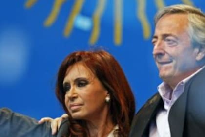 Los Kirchner mejoraron la situación económica de muchos argentinos, pero el costo macroeconómico fue alto y las mejoras se hicieron insostenibles