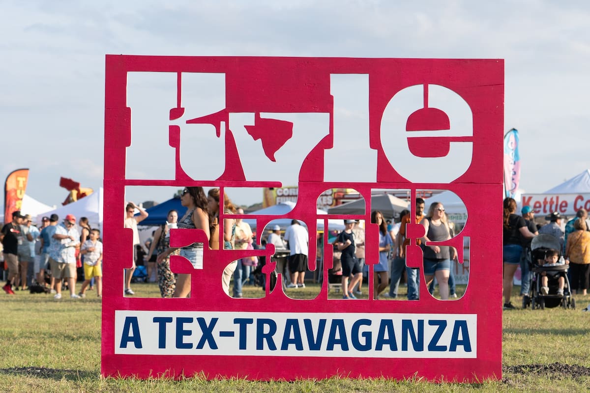 Los Kyle se reunieron en la feria Tex-Travaganza de Texas para tratar de batir el récord