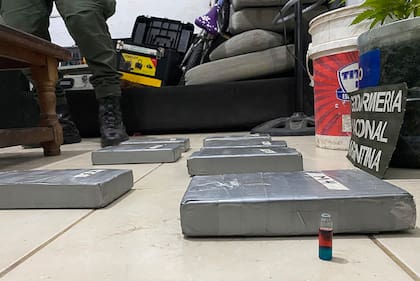 Los ladrillos de cocaóna secuestrados a la organización criminal