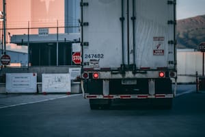 Los ladrones aprovecharon cuando el camión entró al área de descanso y se llevaron casi todo lo que había en su remolque