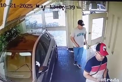 Los ladrones, captados por una cámara de seguridad en una de las casas robadas
