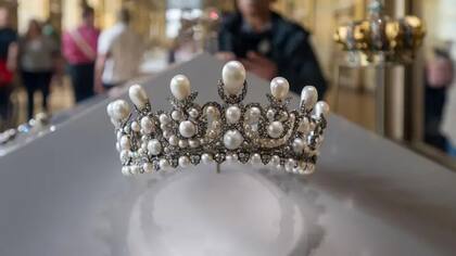 Los ladrones dejaron caer durante su huida la más preciada de las joyas: la corona de la emperatriz Eugenia