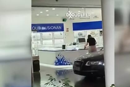 Los ladrones encapuchados rompieron las vitrinas de la joyería a mazazos y se dieron a la fuga a toda velocidad