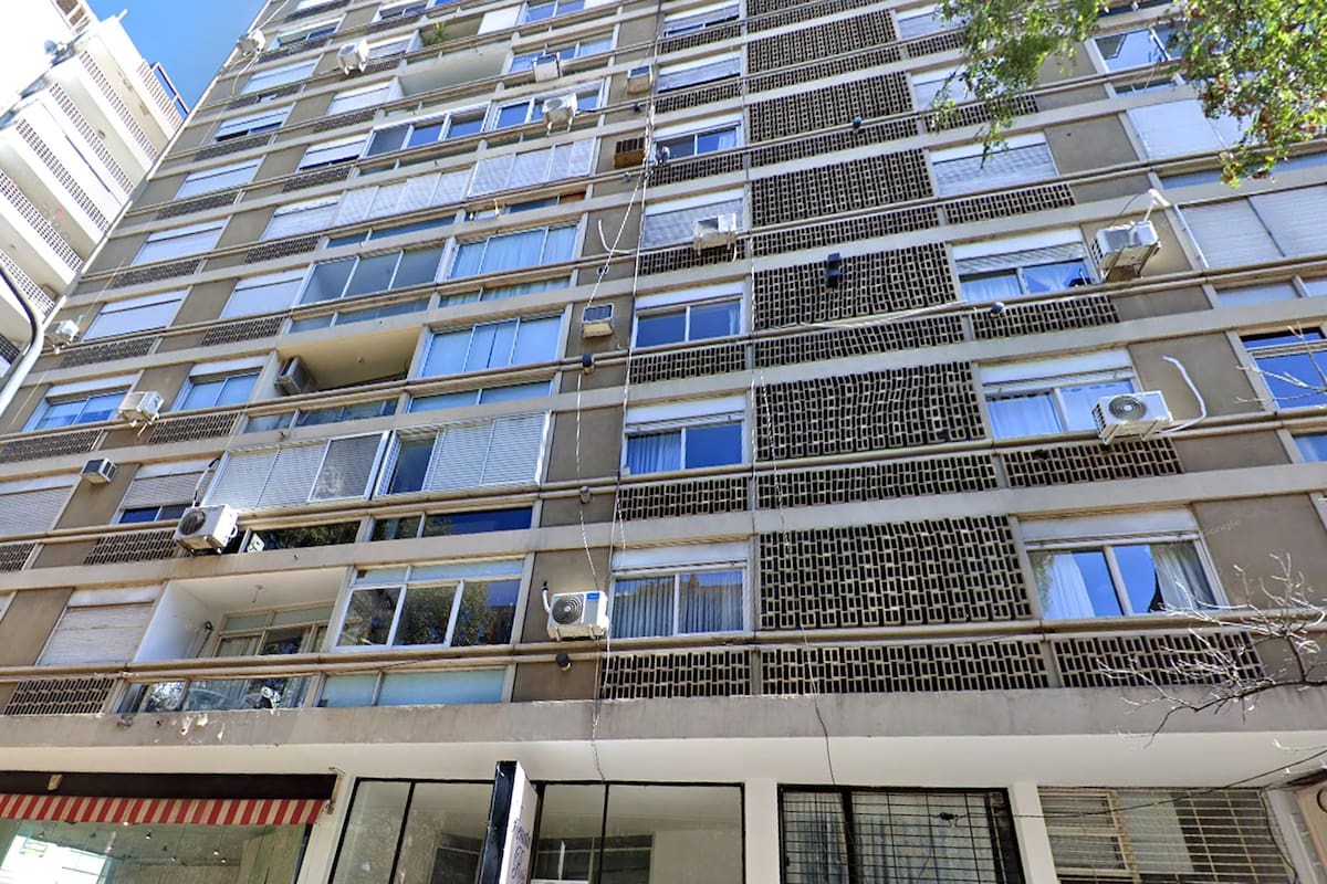 Los ladrones entraron al complejo departamental con la excusa de “reparar algo”; subieron hasta el séptimo piso y se adentraron en el inmueble de una mujer mayor de edad, que estaba con su cuidadora, ambas fueron reducidas, pero la empleada logró escapar y llamar al 911