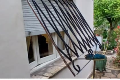 Los ladrones forzaron la reja de una ventana para entrar en la vivienda