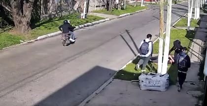 Los ladrones huyeron y los amigos del joven golpeado fueron a asistirlo