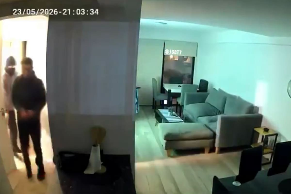 Los ladrones quedaron filmados cuando irrumpieron en el departamento
