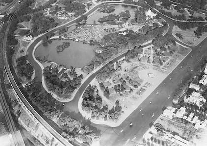 Los lagos de Palermo. Nótese que aún no estaba emplazado allí el monumento a Avellaneda de Fioravanti. A la derecha, al fondo, el Pabellón de los Lagos, aún en pie.