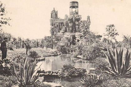 Los lagos en las plazas, como la de Constitución (foto), se diseñaban en un entorno que incluía también grutas, pasadizos y pequeños puentes