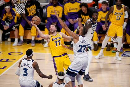 Los Lakers de Los Ángeles Lakers se modernizan y dejarán de ser un negocio familiar