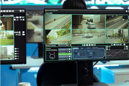 Los lectores automatizados fotografían los automóviles y reconocen datos como la placa, la marca, el modelo, el color, las calcomanías y los daños visibles