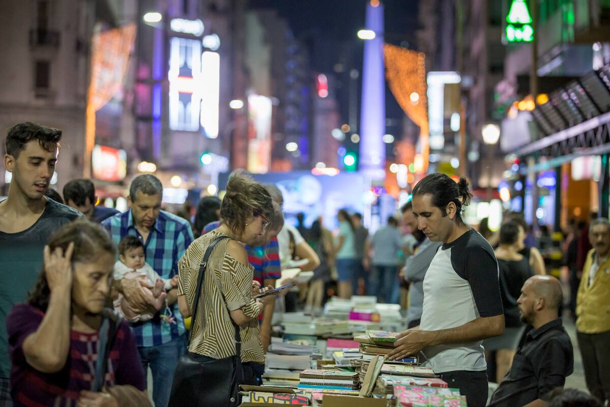 Los lectores ganaron la avenida Corrientes, lugar por excelencia del libro; según datos oficiales, más de 80.000 personas revisaron bateas y asistieron a charlas