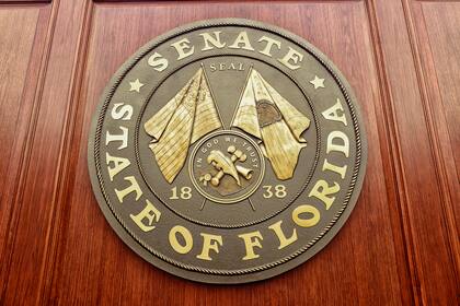 Los legisladores de Florida trabajan en un texto para que DeSantis pueda mantenerse en funciones mientras se postula como precandidato presidencial
