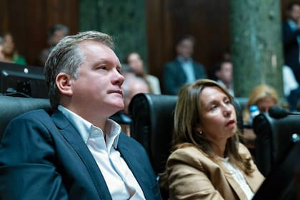 Los legisladores de LLA Juan Pablo Arenaza y Pilar Ramírez
