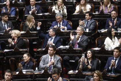 Los legisladores en el recinto