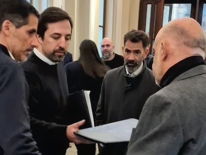 Los legisladores libertarios Curestis y Osaba abordaron a Kreplak para reclamarle por el funcionamiento del IOMA