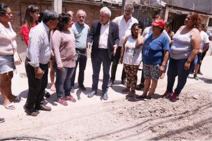 Los legisladores porteños Claudio Ferreño, María Bielli, Javier Andrade, Claudio Morresi y la comunera, Sofía González junto a vecinos de la Villa 31