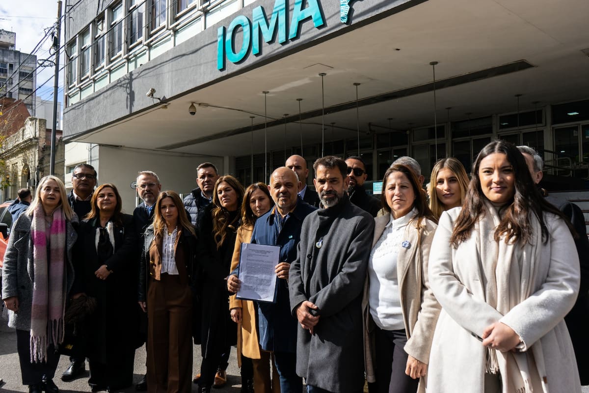 Los legisladores provinciales de LLA, este jueves, frente a la sede central del IOMA, en La Plata