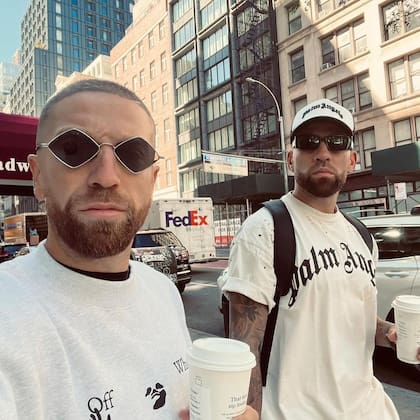 Los lentes que se puso Alejandro "Papu" Gómez para pasear por Nueva York junto a Nicolás Otamendi y Enzo Fernández