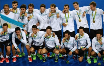 Los Leones campeones en Río 2016, con sus medallas de oro; Gonzalo Peillat, uno de los hincados, defendería años después la camiseta de Alemania