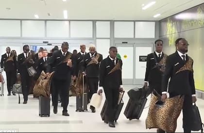 Los Leopardos llegan al aeropuerto de Houston con ropas y valijas que representan la identidad del equipo de Congo