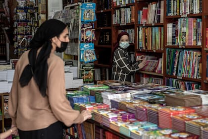 Los libros de Chaim Walder se exhiben de manera prominente en una librería de Bnai Brak. Walder estuvo en el centro de un escándalo de abuso sexual y tras las denuncias se quitó la vida
