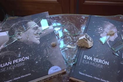 Los libros de Juan Domingo y Eva Perón en una de las mesas del despacho de Cristina Kirchner