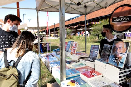 Los libros de políticos no están ausentes en esta edición de la Felba