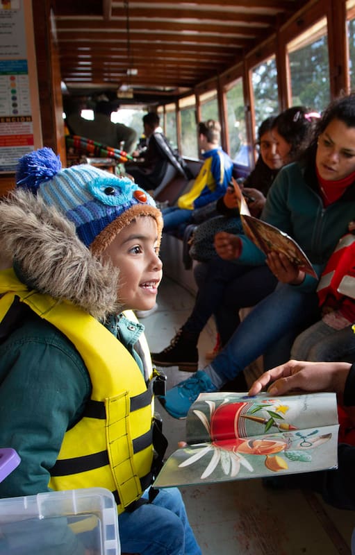 Desde hace 10 años, visita las escuelas de la zona del Arroyo Felicaria para acercar sus libros a niños y adultos, estimulando la lectura y la participación comunitaria