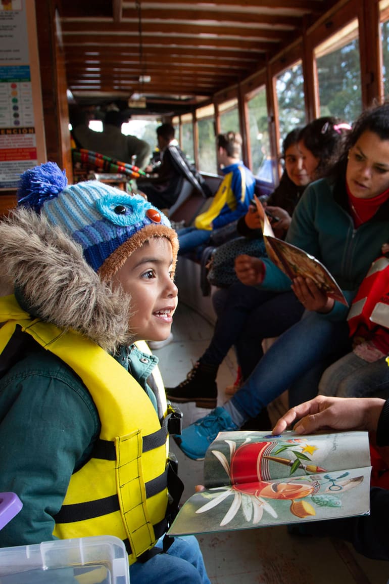 Desde hace 10 años, visita las escuelas de la zona del Arroyo Felicaria para acercar sus libros a niños y adultos, estimulando la lectura y la participación comunitaria