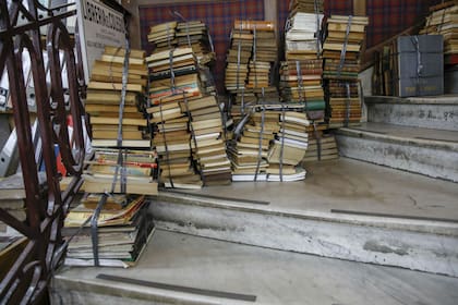 Los libros se amontonan en la escalera