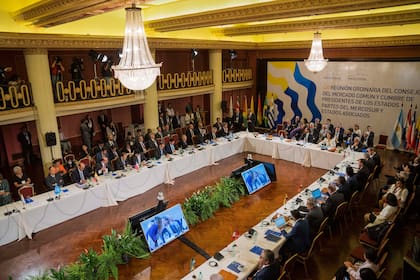 Los líderes asisten a la sesión plenaria de la cumbre del bloque comercial Mercosur en Montevideo, Uruguay, el martes 6 de diciembre de 2022