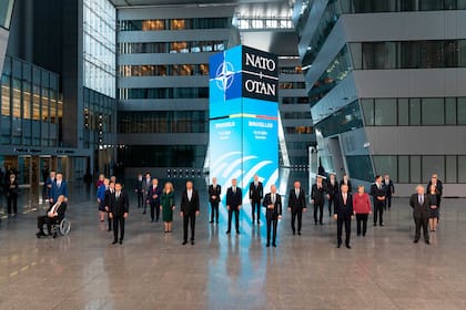 Los líderes de la OTAN en su reunión cumbre en Bruselas el 14 de junio del 2021.  (Jacques Witt, Pool via AP)