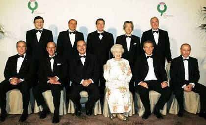 Los líderes del G-8 rodean a la reina Isabel: arriba, Barroso (UE), Berlusconi, Schröder, Koizumi y Martin (Canadá); abajo: Bush, el duque de Edimburgo, Chirac, Blair y Putin