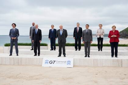 Los líderes del G7 posan para una foto de grupo con vistas al mar en el hotel Carbis Bay, en St. Ives, Cornualles, Inglaterra, el viernes 11 de junio de 2021. De izquierda a derecha, el primer ministro de Canadá, Justin Trudeau; el presidente del Consejo Europeo, Charles Michel; el presidente de Estados Unidos, Joe Biden; el primer ministro de Japón, Yoshihide Suga; el primer ministro británico, Boris Johnson; el primer ministro de Italia, Mario Draghi; el presidente de Francia, Emmanuel Macron; la presidenta de la Comisión Europea, Ursula von der Leyen, y la canciller de Alemania, Angela Merkel. (AP Foto/Patrick Semansky, Pool)