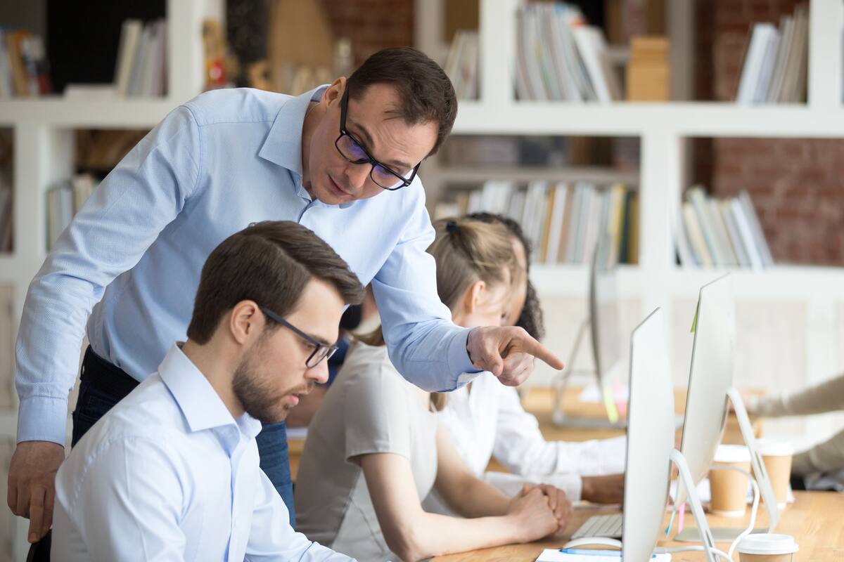 Los líderes eficaces necesitan comprender los sentimientos, las motivaciones y las emociones de los demás