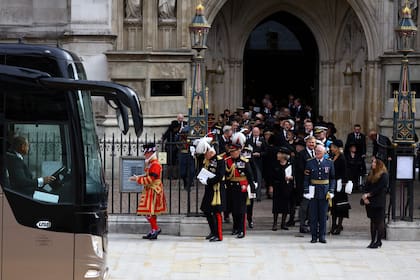 Los líderes mundiales esperan para subir a un autobús el día del funeral de estado y el entierro de la reina Isabel de Inglaterra, en Londres, Gran Bretaña, el 19 de septiembre de 2022.