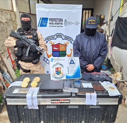 Los lingotes y otros elementos secuestrados por la Prefectura en Caleta Olivia
