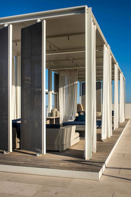 Los living en el deck, la zona de la casa preferida de la familia para contemplar los atardeceres