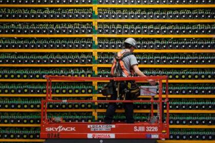 Los llamados "mineros" utilizan la tecnología blockchain para emitir bitcoins