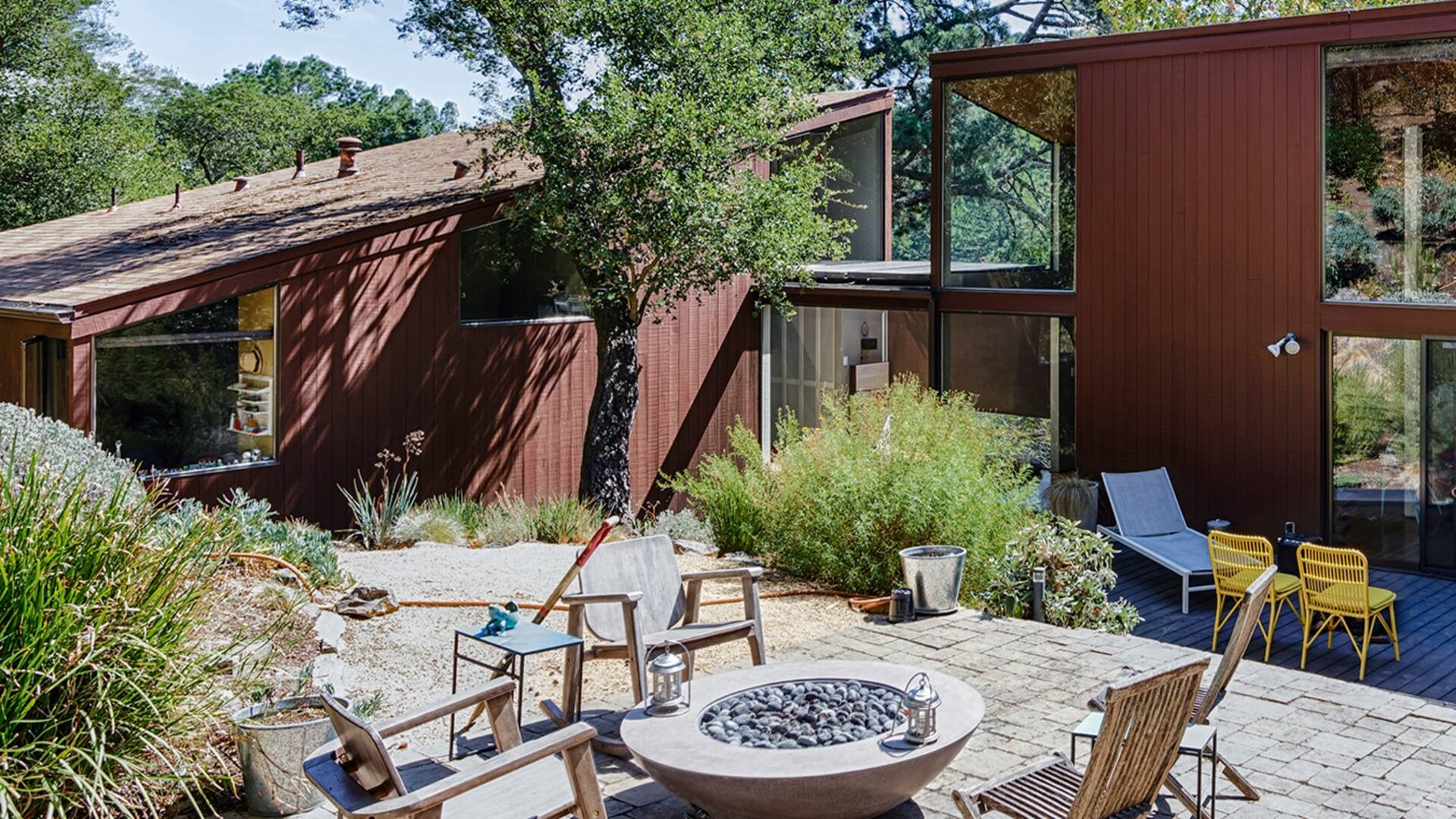 Los llevamos a conocer la casa de Primo Orpilla y Verda Alexander, creadores de Studio O+A. Un espacio en todo de acuerdo con su convicción de que hábitat = fuente de estímulo e inspiración.